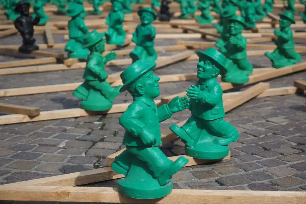 Green figurines of men in hats