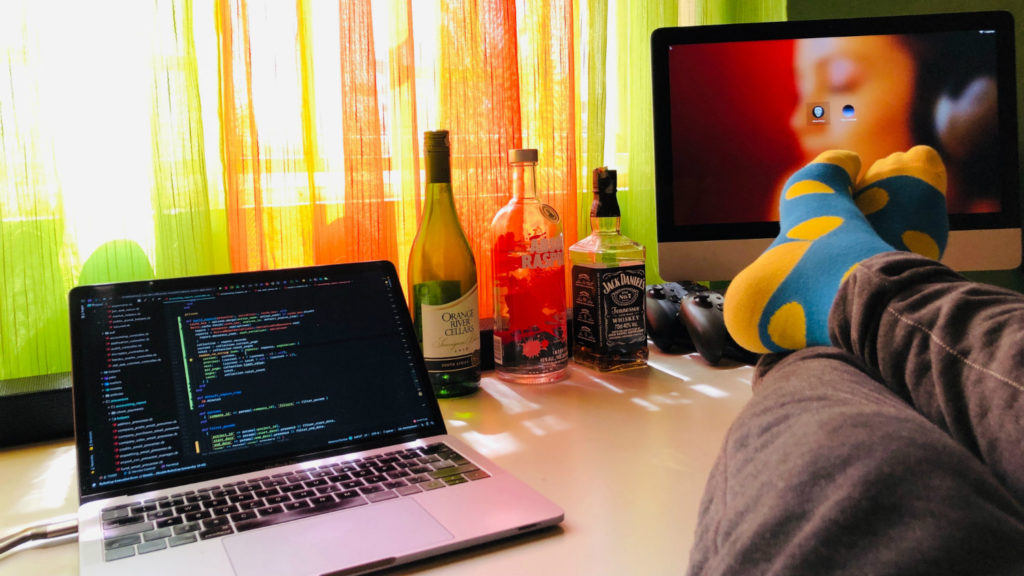 stanowisko pracy programisty przy dwóch komputerach