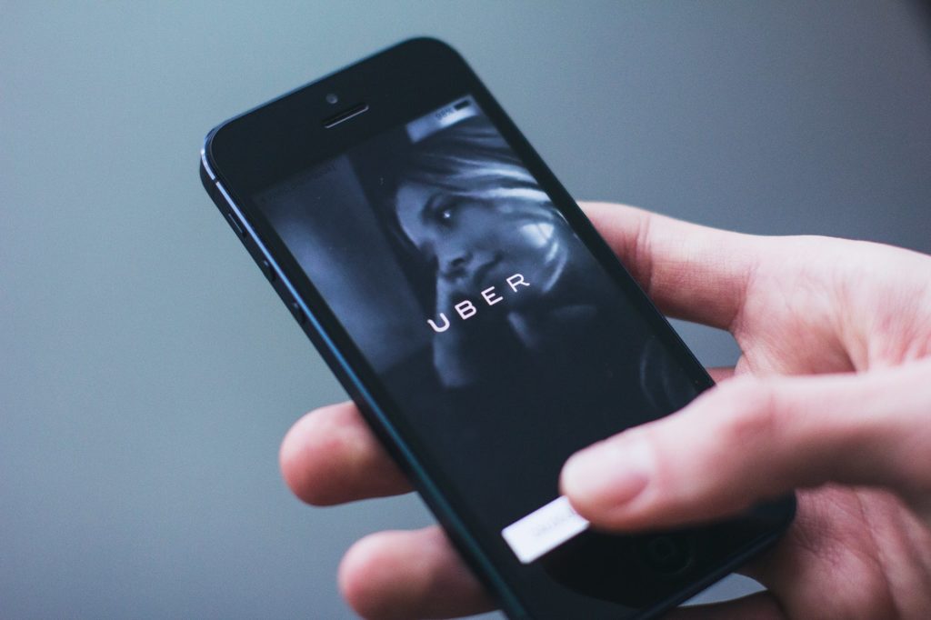 aplikacja uber na telefonie